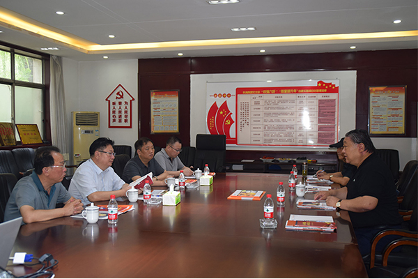 臨汾市市場監(jiān)督管理局局長、非公企業(yè)黨委書記張東紅<br>在科海集團(tuán)調(diào)研非公黨建工作